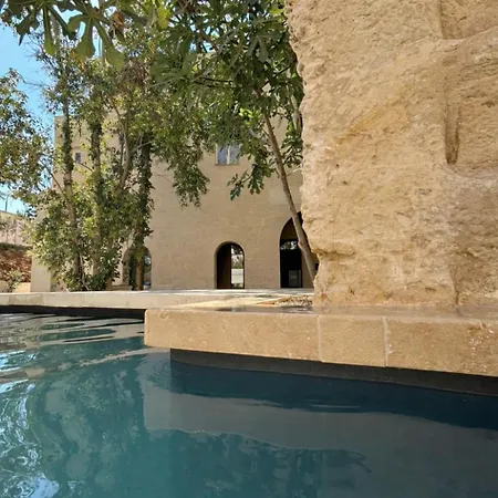 Cava Urban Relais & Pool * לצ'ה