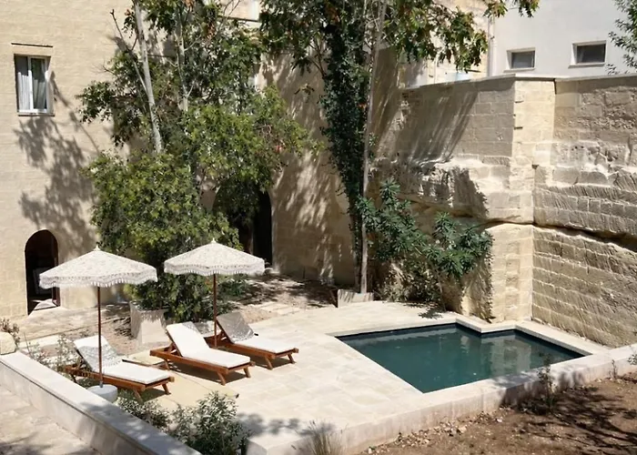 Cava Urban Relais & Pool מלון לצ'ה