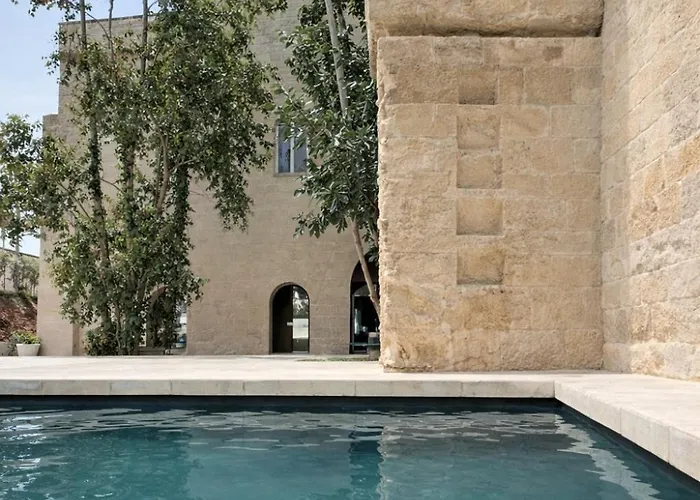 Cava Urban Relais & Pool מלון *