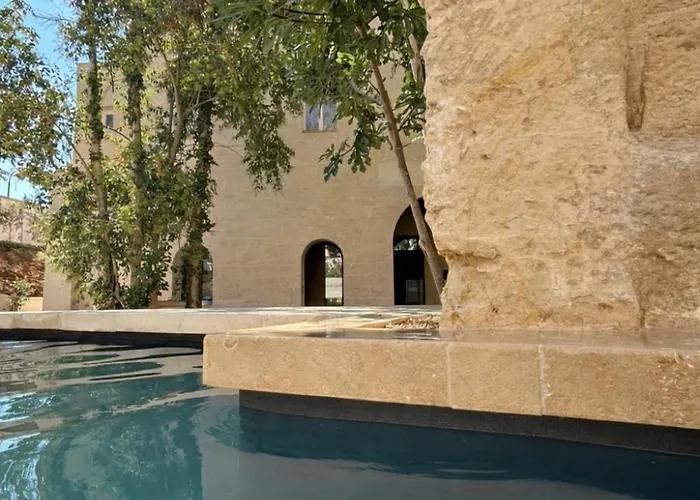 Cava Urban Relais & Pool * לצ'ה