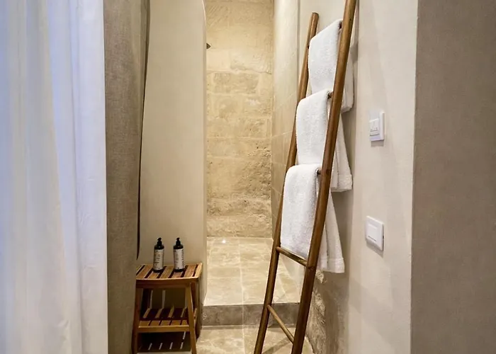 Cava Urban Relais & Pool מלון לצ'ה
