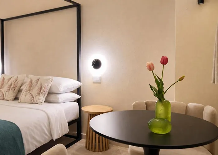 Cava Urban Relais & Pool ليتشي