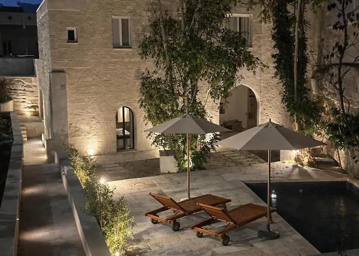 Cava Urban Relais & Pool فندق