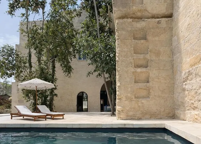 Cava Urban Relais & Pool فندق *