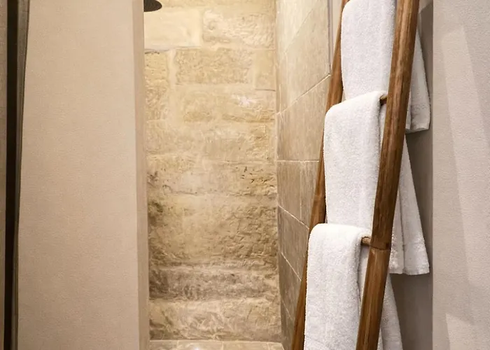 Cava Urban Relais & Pool *